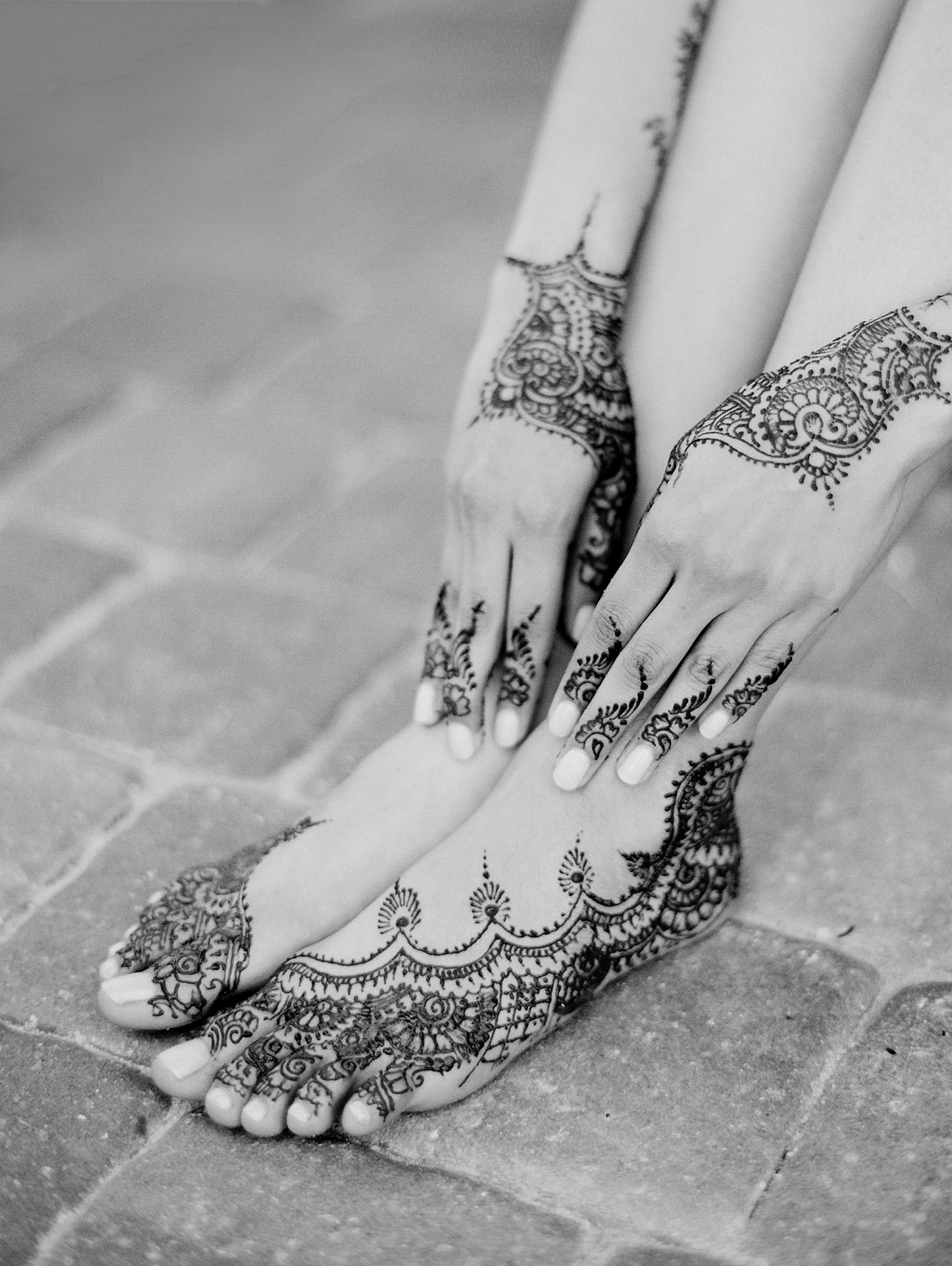 minimalist mehndi designs on indian bride's hands and feet during her mehndi ceremony in palm coast florida at hammock beach resort indian wedding planned by Reveology and photographed by destination wedding photographer Lexia Frank - a film photographer and top indian wedding photographer shooting destinations worldwide and luxury indian weddings 