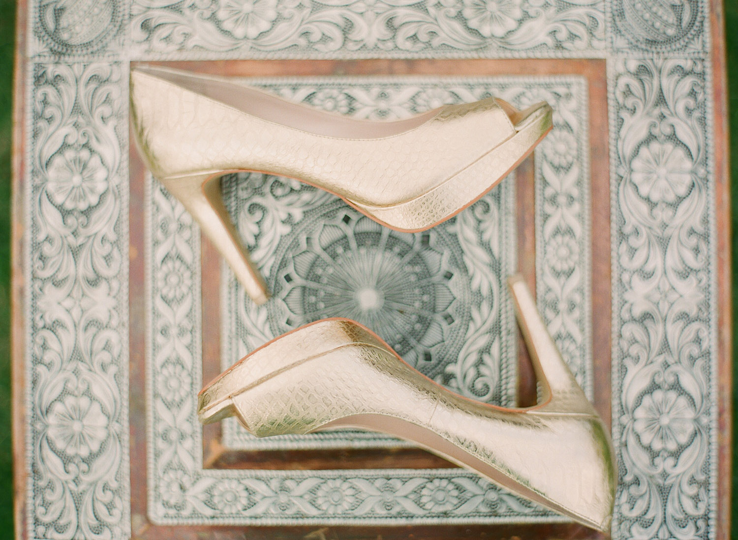 the hindu bride's gold heels for her indian wedding in palm coast florida photographed by Destination Wedding Photographer, Lexia Frank, a top indian wedding photographer who shoots film for her luxury indian weddings in india and worldwide because of it's soft skin tones and vibrant colors