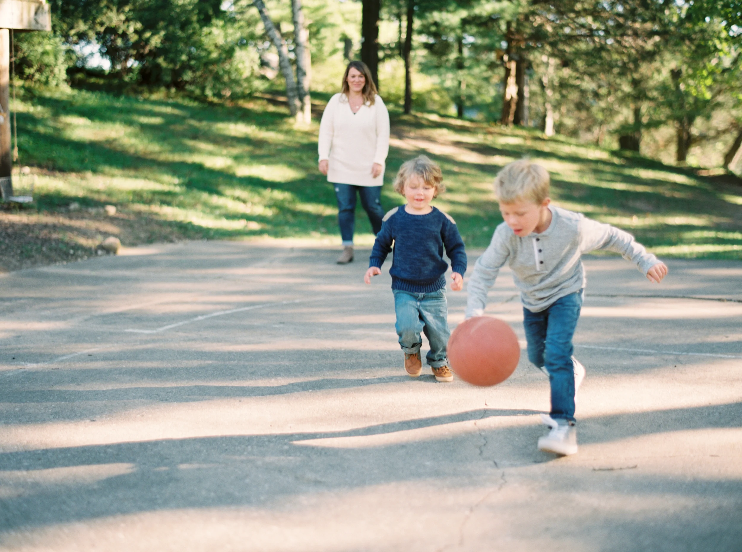 portland oregon family photographer lexia frank is a lifestyle film photographer photographing families on film at camp wandawega www.lexiafrank.com