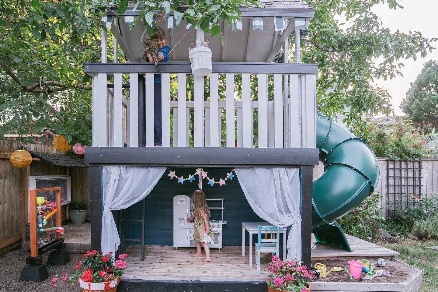 Playhouse before/after! Swipe to see what it looked like when we bought the house, then when we transformed it to its current state! 
.
When we bought our house, the fort was just an elevated platform above a bunch of weeds (photos 4 and 5, by @yanpa