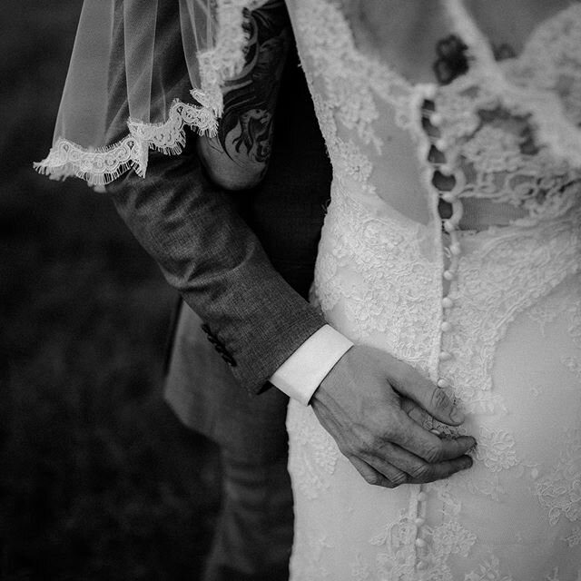 🖤 details = my happy place #atlantaweddings #atlantaweddingphotographer #justengaged #shesaidyes #georgiaweddingphotographer #maconweddingphotographer #togetherjournal #blackandwhite #theknot #weddingpro