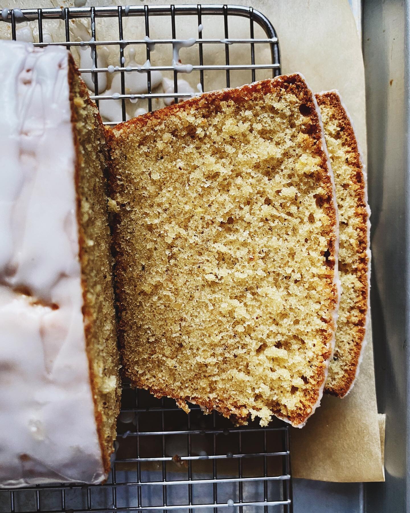 Just a little cake for your Friday. No recipe for this one yet, but there are lots of recipes from Snacking Cakes online if you&rsquo;re looking for some inspiration. Have a cozy weekend everyone ☕️ ✨❤️