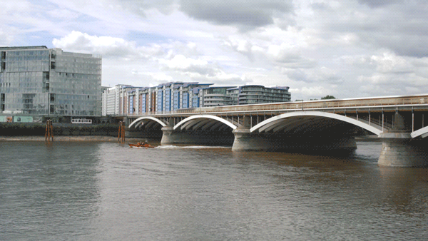 Train_over_Thames.gif
