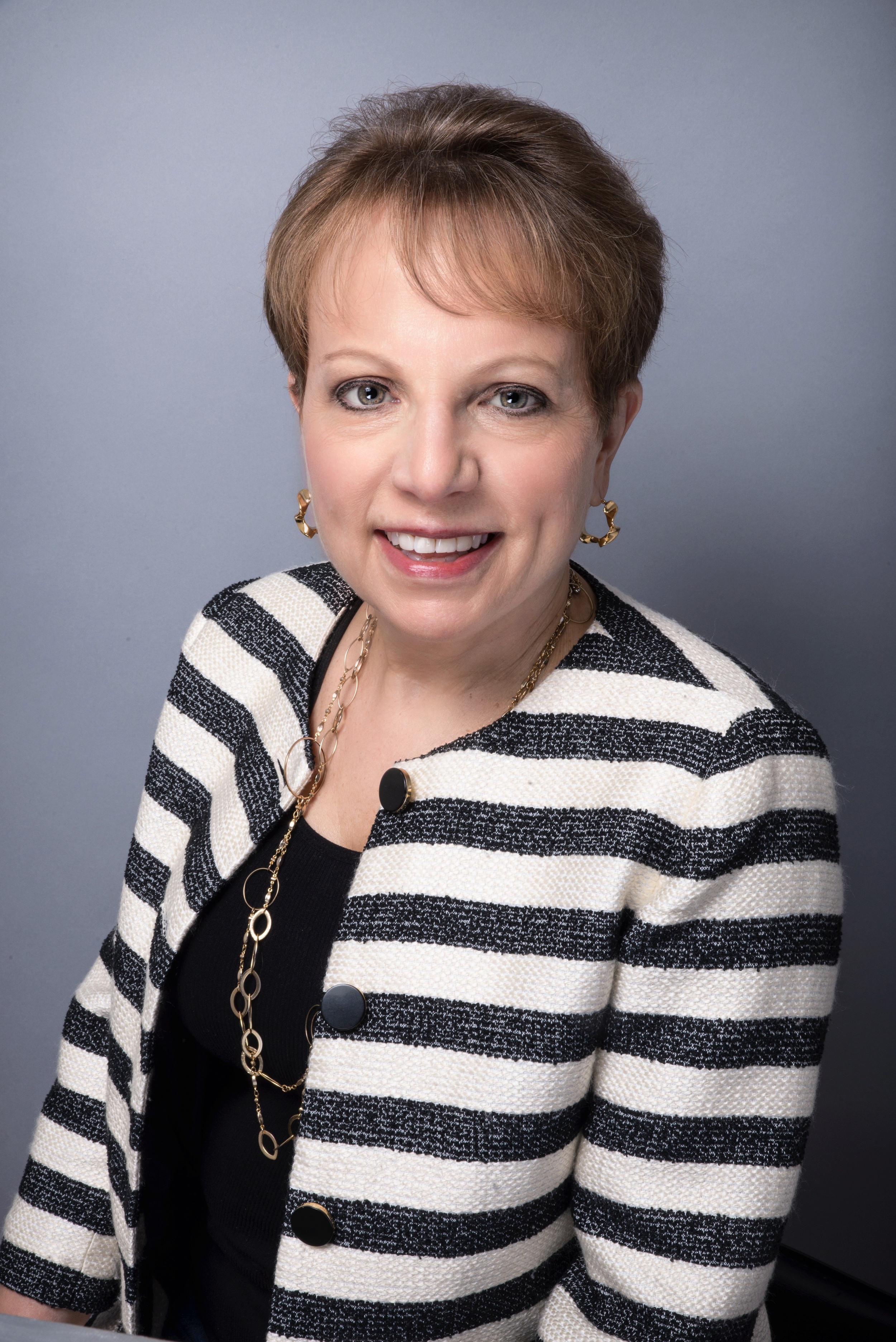 headshot Elizabeth Nover-22_pp.jpg