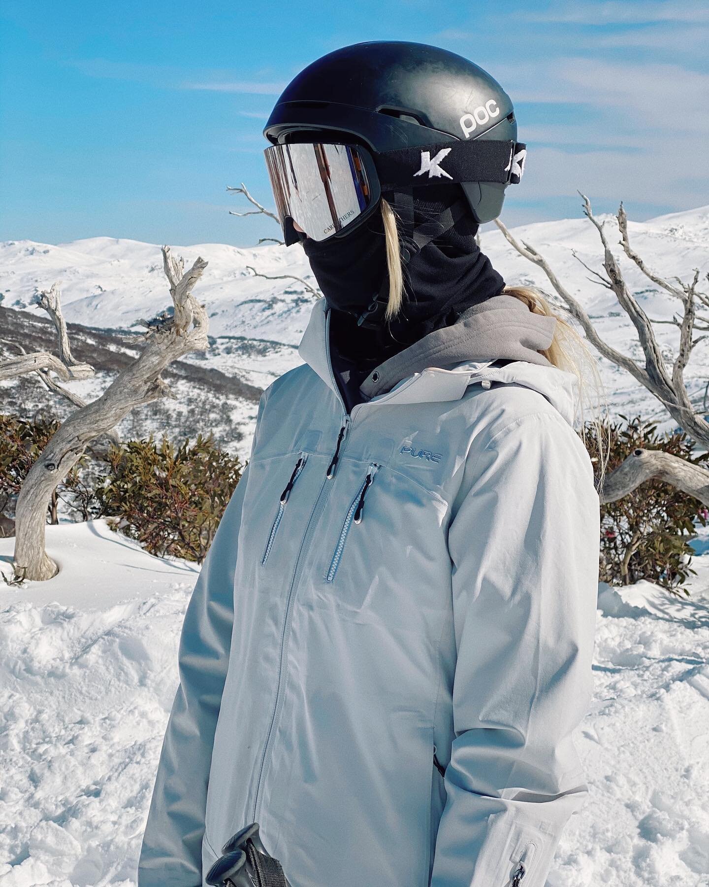 A Reflective Day in the Monte Rosa Pure Mountain Shell in Silver 🥰
@natashalathamc @puresnow_ @koscigoggles
.

.
.
.
.
.
#PureBrandz #PureSnow #PureMountain #PureRiderz #MountainLiving #TravelFar #LivePure #TravelFarLivePure #SkiClothing #SnowWear #