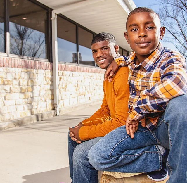 Quick pic from my shoot with the Blanchard family yesterday. These boys are growing up fast! .
.
.
📸 by @inphiniteimages .
.
#dallasphotographer #dallasphotography #family #brothers #familyphotography