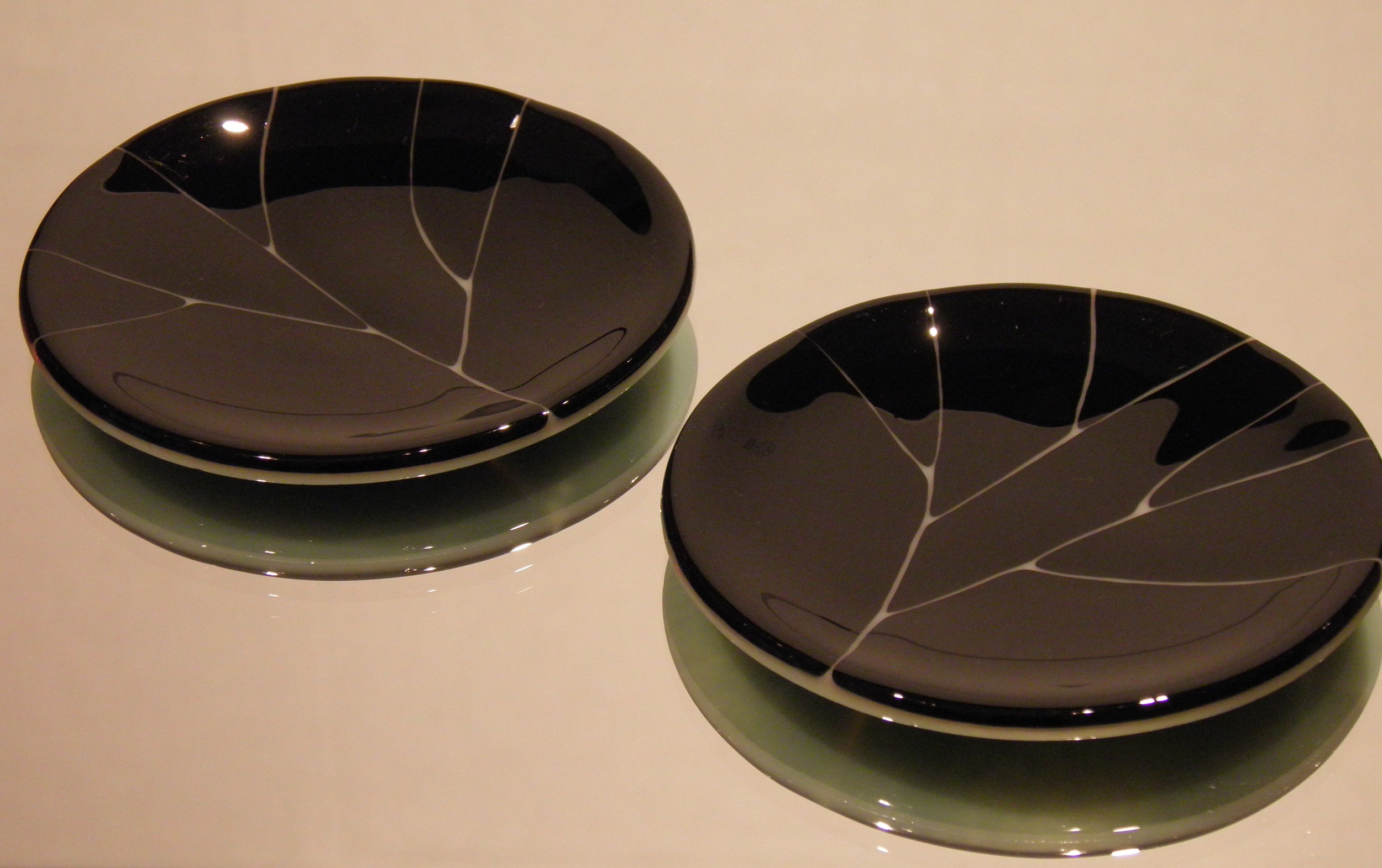 black & cream leaf dishes