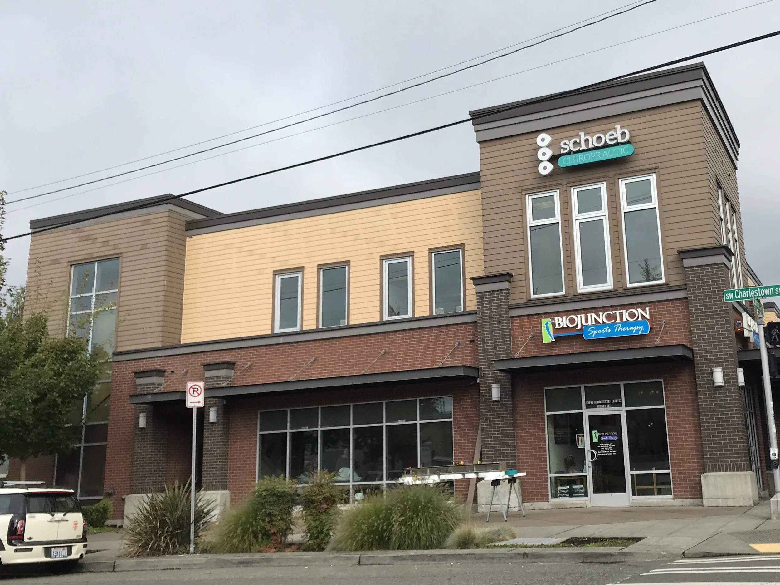Schoeb Chiropractic is on the 2nd floor above Biojunction Physical Therapy. Parking and elevator are to the left, behind the building in this picture.