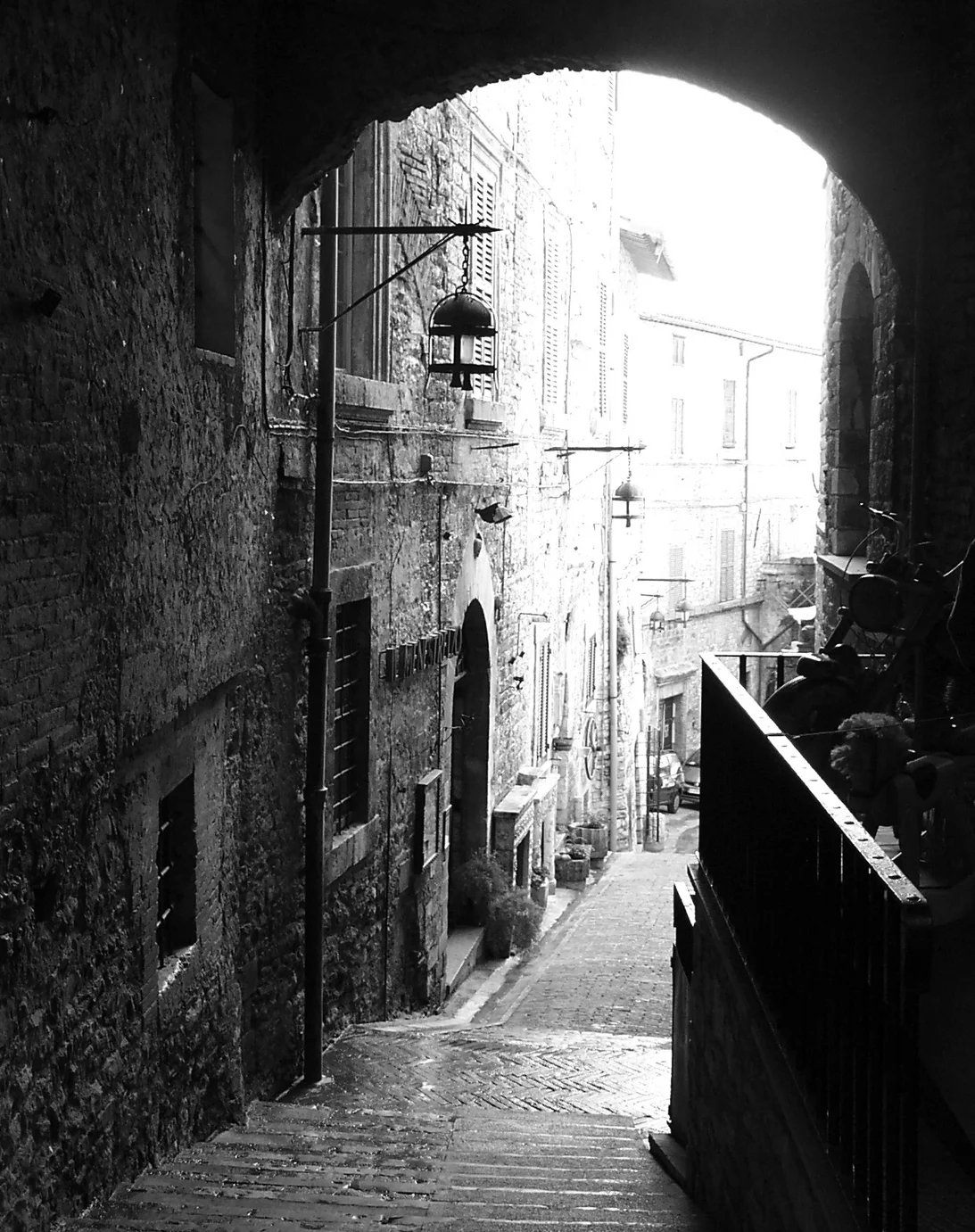 assisi tunnel black white.jpg