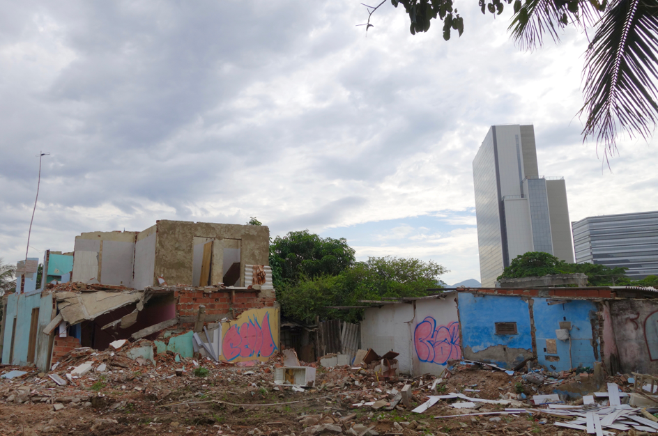 As Rio’s Olympic Park rose in the background, remaining Vila Autódromo residents lived surrounded by the rubble left behind by demolitions. Photo: Margit Ystanes
