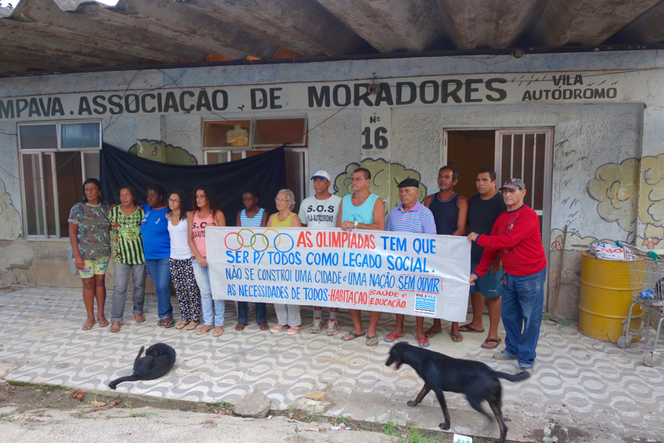 Residents protest before the house of the Residents’ Association was demolished in February 2016: ”The Olympics should be for everyone as a social legacy. One cannot construct a city and a nation without listening to everyone’s needs. Housing, health and education”. Photo: Margit Ystanes