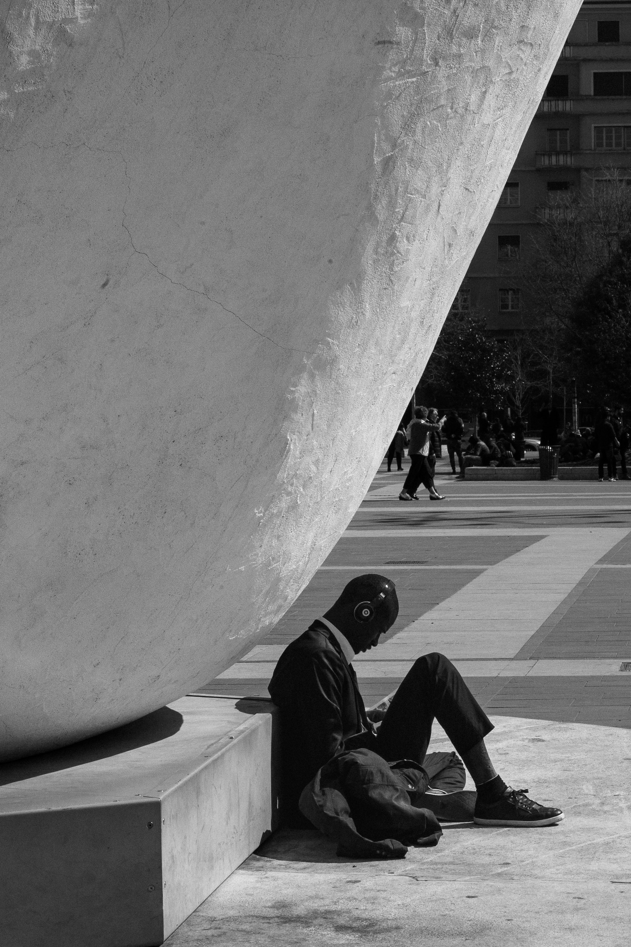La Mela Reintegrata in Piazza Duca d’Aosta, Milan
