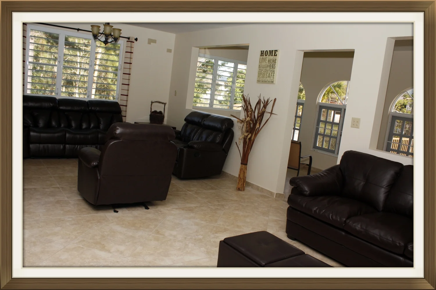   Áreas de sala, "family" y "sun room".  