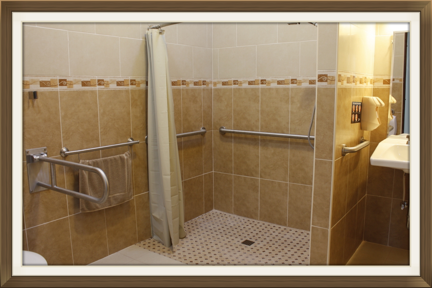   Amplios baños con facilidades para impedidos.  