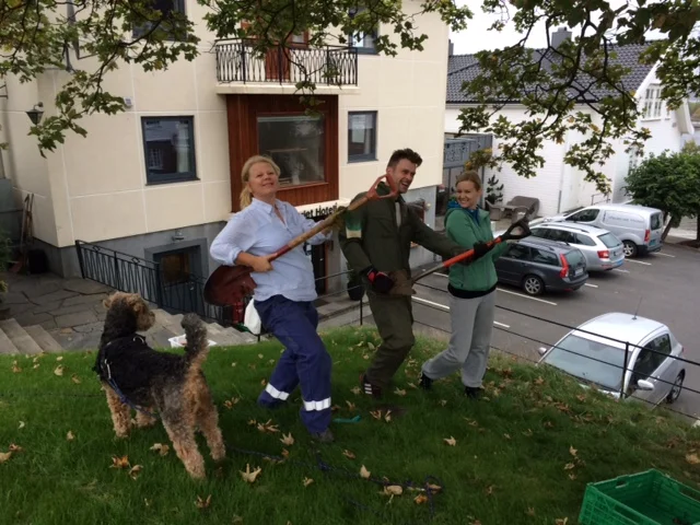 Gunhild, Tore og Andrea klare til dyst. Hunden Herman hjalp også til. 