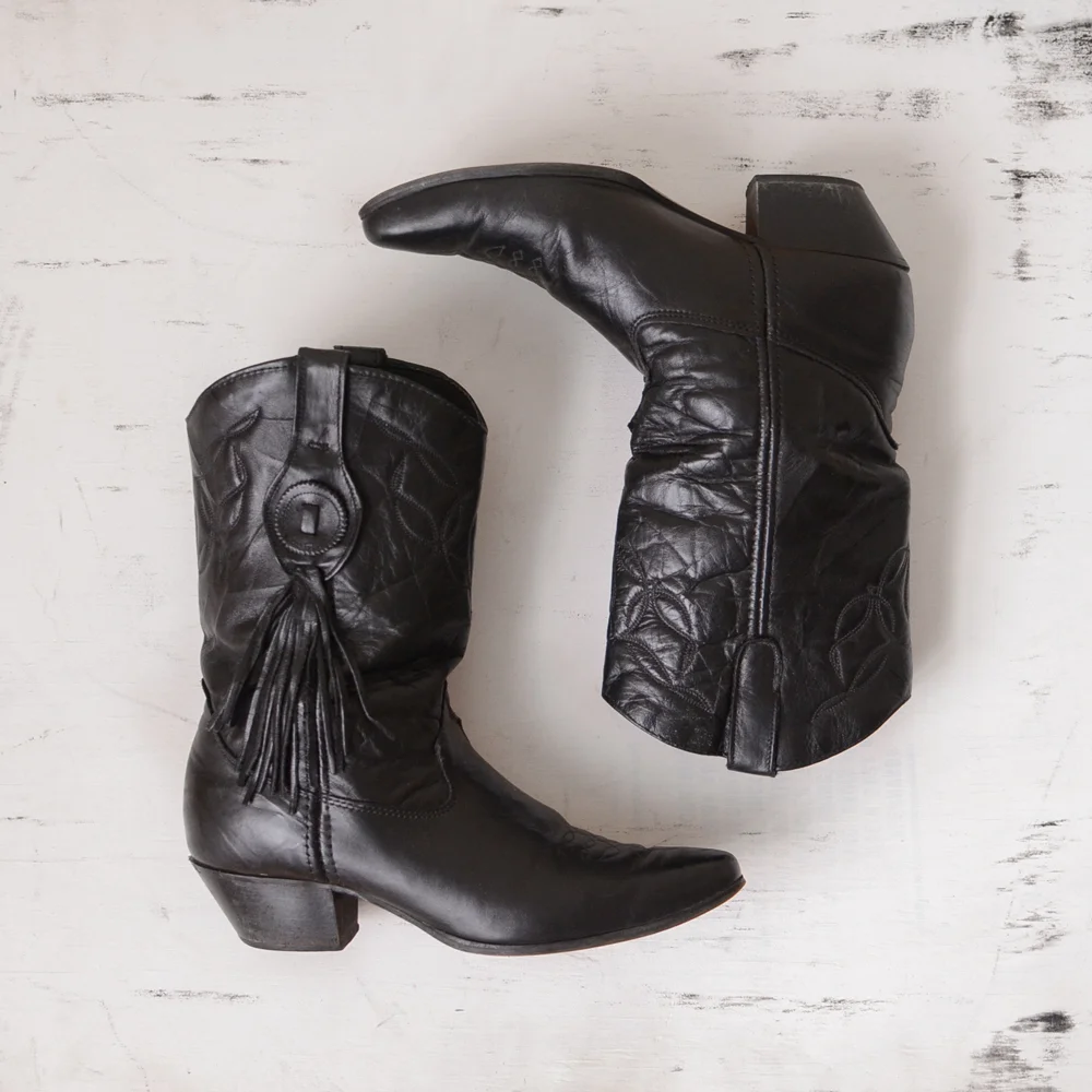 black laredo boots