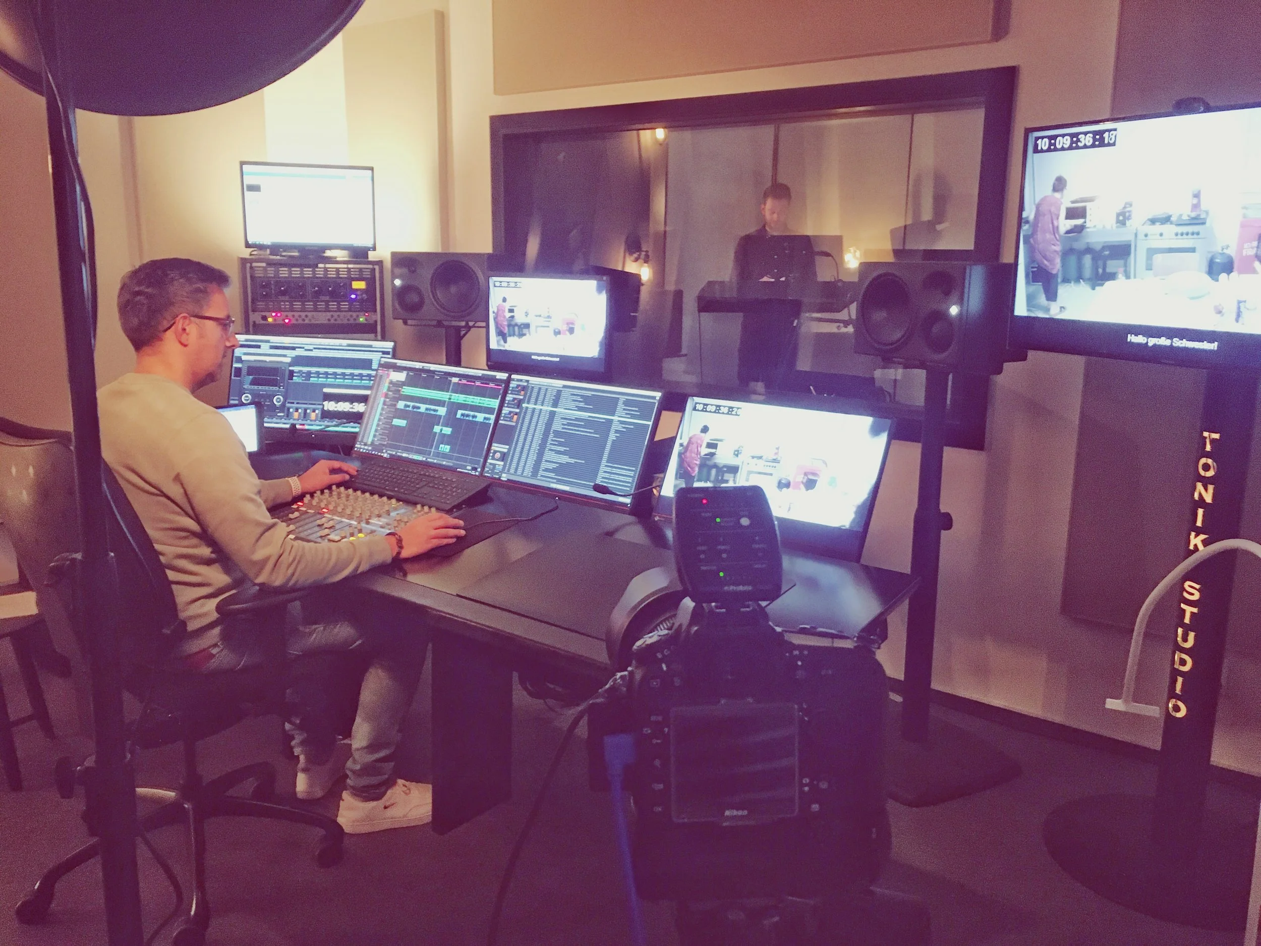 FOTOPRODUKTION HAMBURG: NETFLIX setzt auf DOLBY-ATMOS. Fotoshooting im Tonstudio