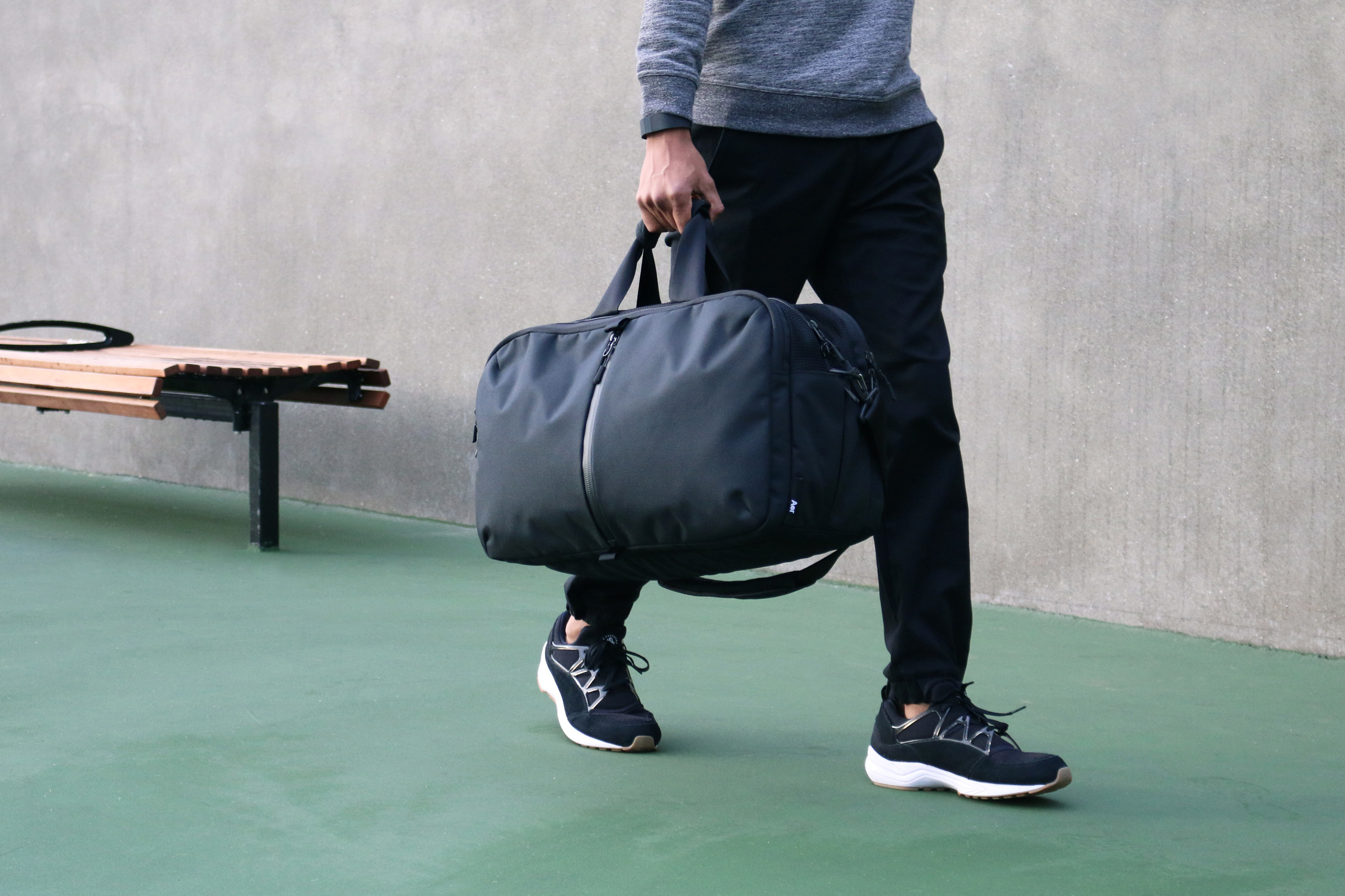 Со спортивной сумкой. Парень со спортивной сумкой. Спортсмен с сумкой. Сумка спортивная мужская для тренировок. Спортсмен со спортивной сумкой.