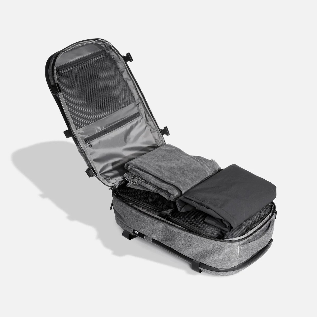 Clamshell opening for easy packing.