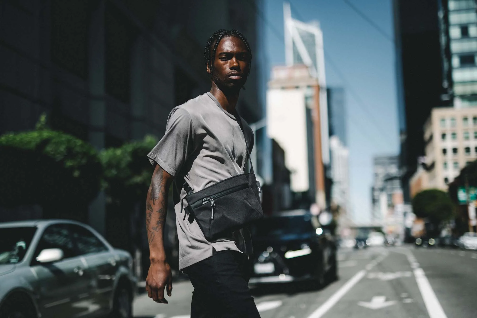 21019_slingpouch_lifestyle_6.jpg
