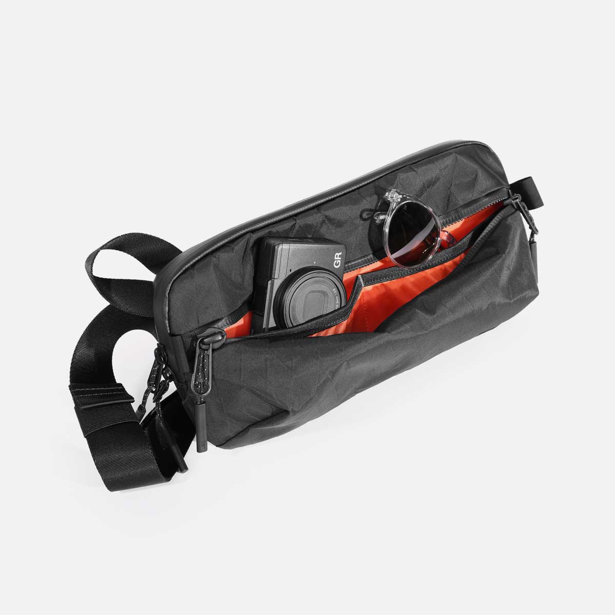aer10014_ds2xpac_frontcompartment.jpg