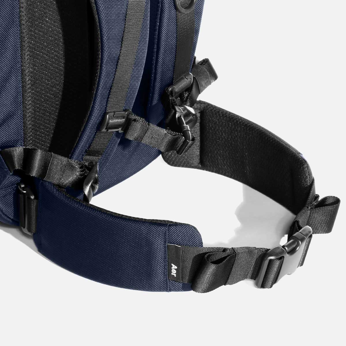 23007_travelpack2_navy_hipbelt.jpg