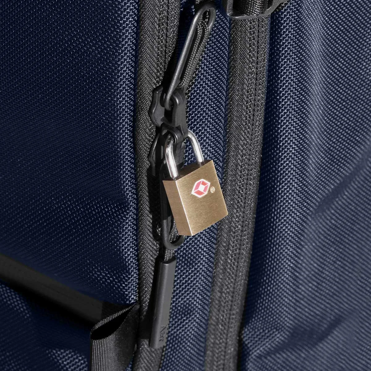 23007_travelpack2_navy_lock.jpg