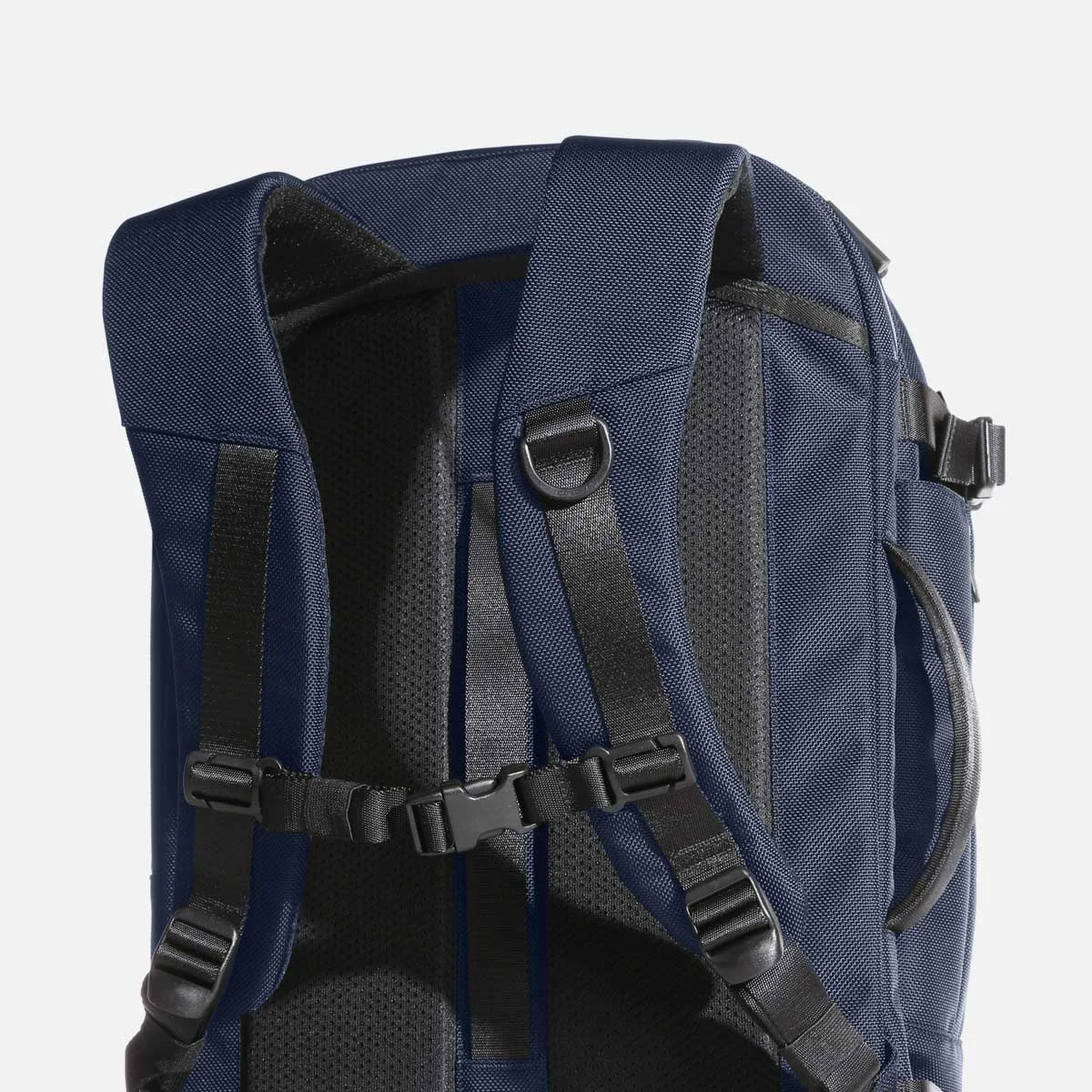 Ergonomic shoulder straps keep you comfortable throughout the day.