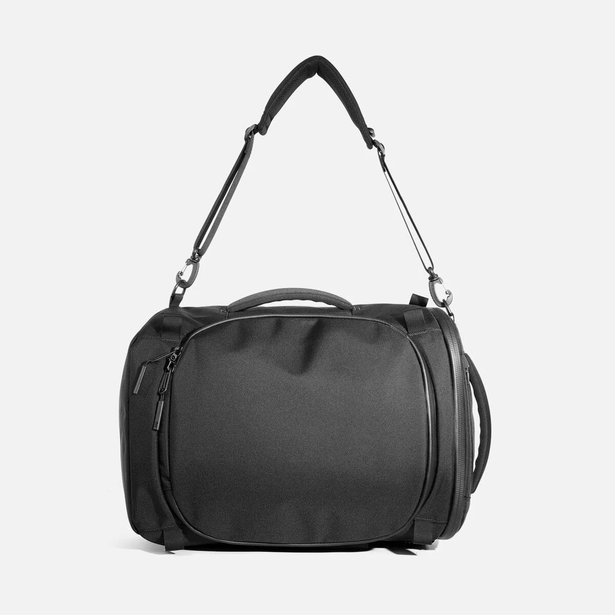 Shoulder carry mode with removable shoulder strap.