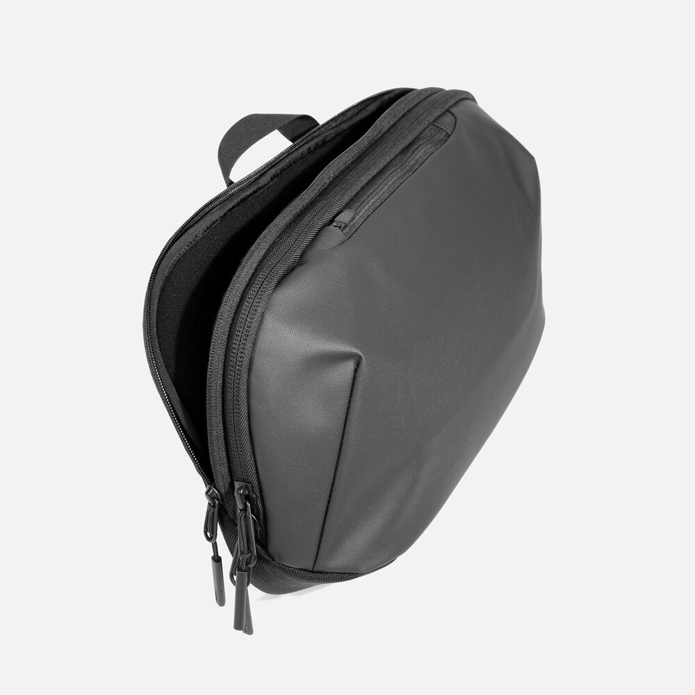 Tech Sling 2 - Black — Aer | Modern gym bags, travel backpacks and laptop  backpacks designed for city travel