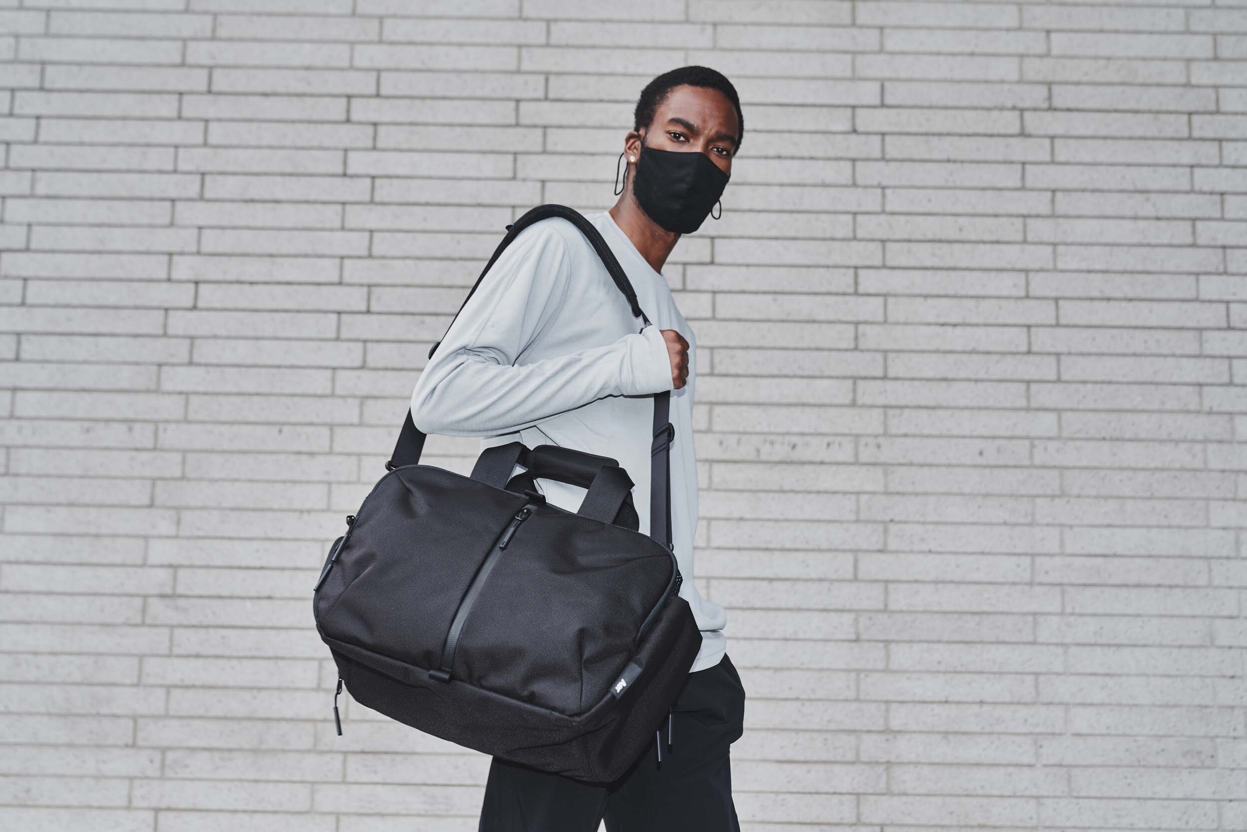 Aer_gymduffel3_lifestyle_2.jpg