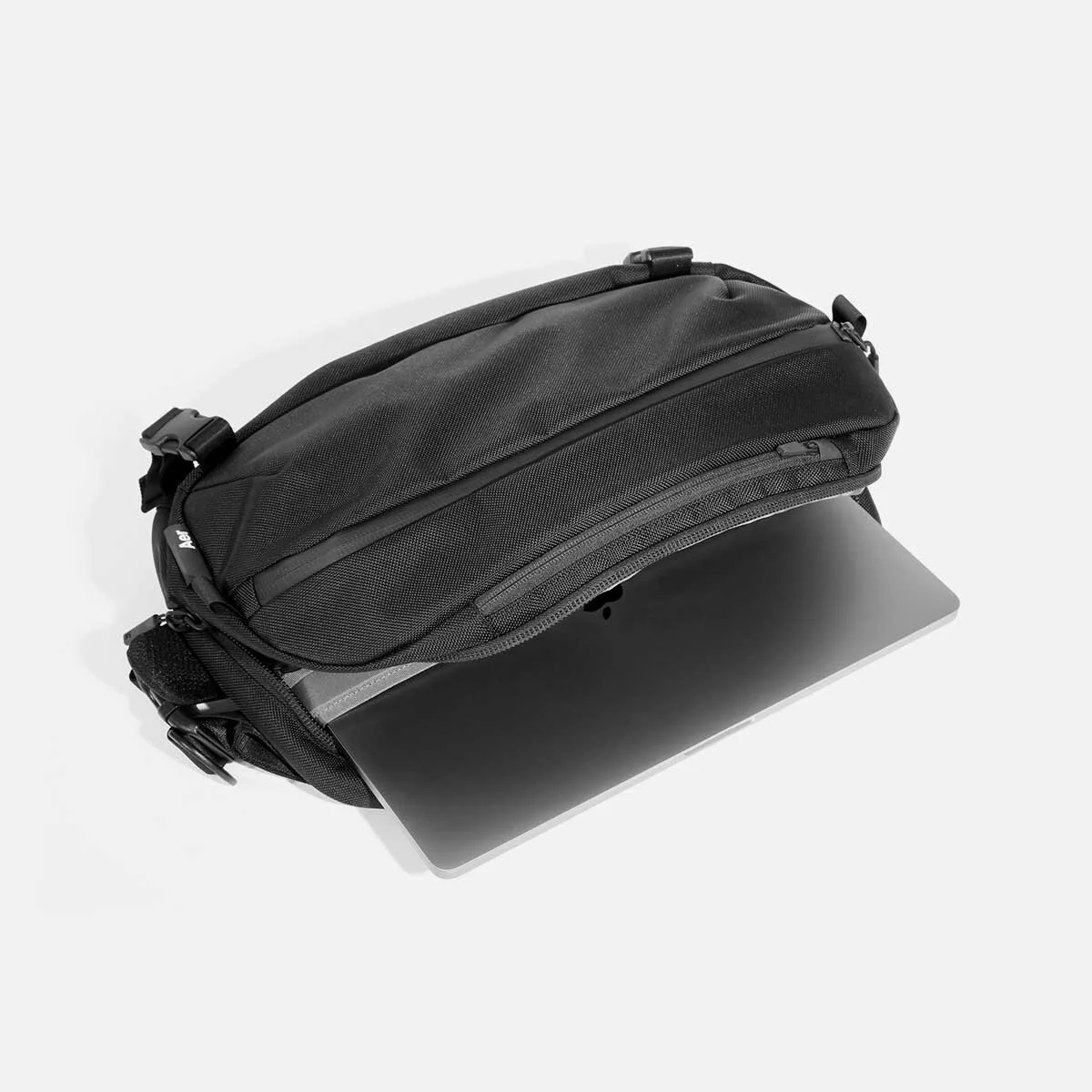 Padded laptop pocket with soft lining (fits up to 16" laptop)