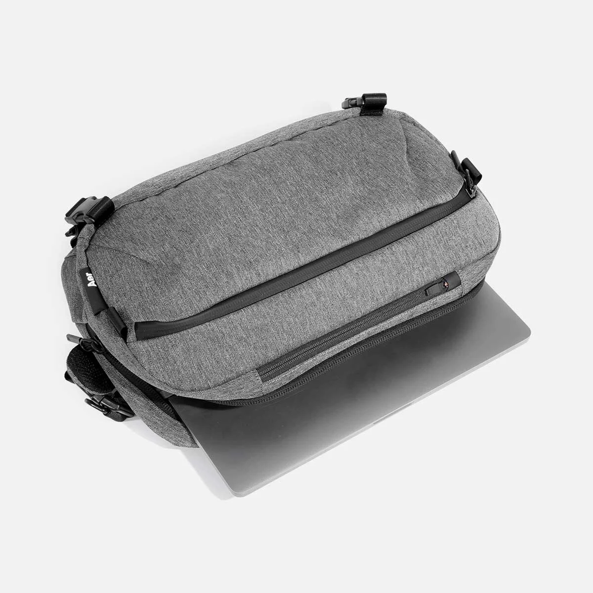 Padded laptop pocket with soft lining (fits up to 16" laptop)