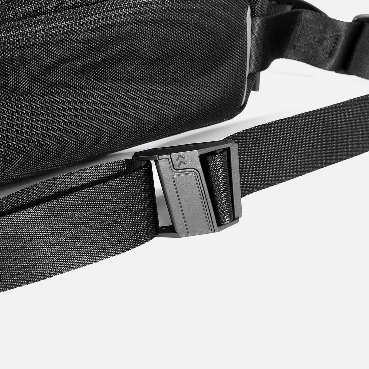 Fidlock® magnetic fastener for a premium look and feel.