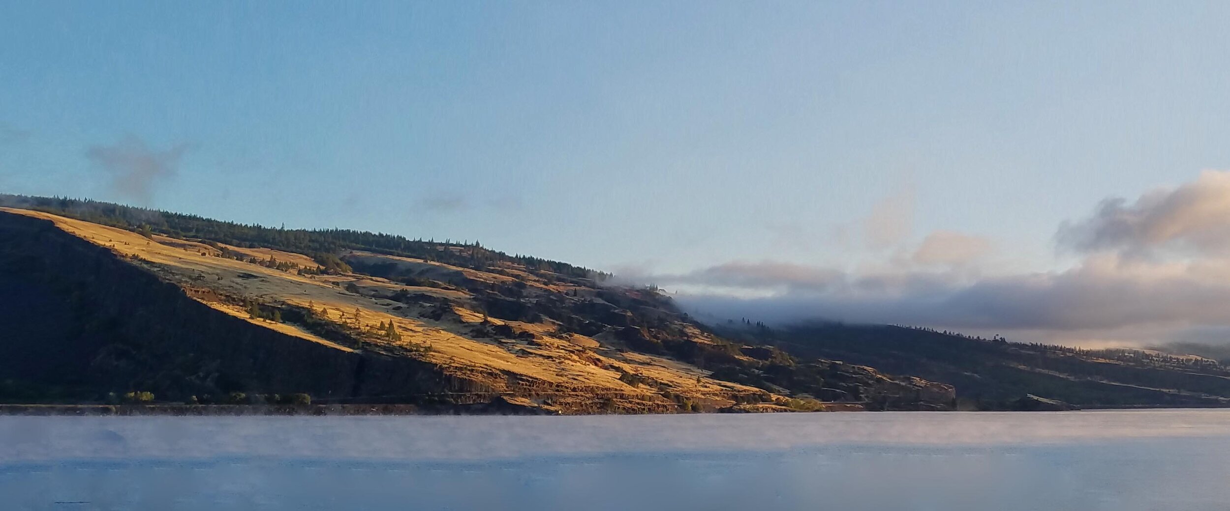 Coyote Wall Syncline across the Columbia River in Washington, from Mosier. Photo: (c) Barb Ayers, DogDiary.org