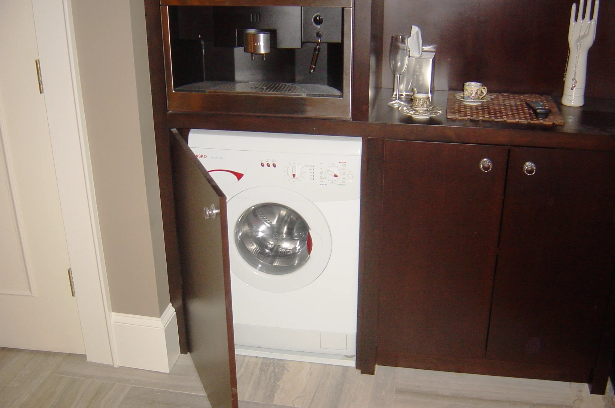 laundybuilt in coffee.jpg