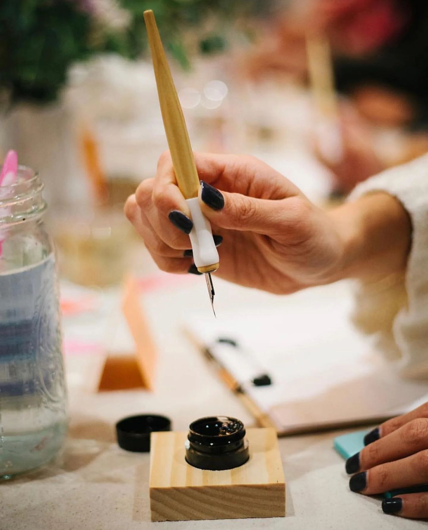 HOUSTON I&rsquo;m coming next week (3/4) to teach calligraphy at @katieandcohouston! Will I see you there??? Sign up with link in profile 🎉