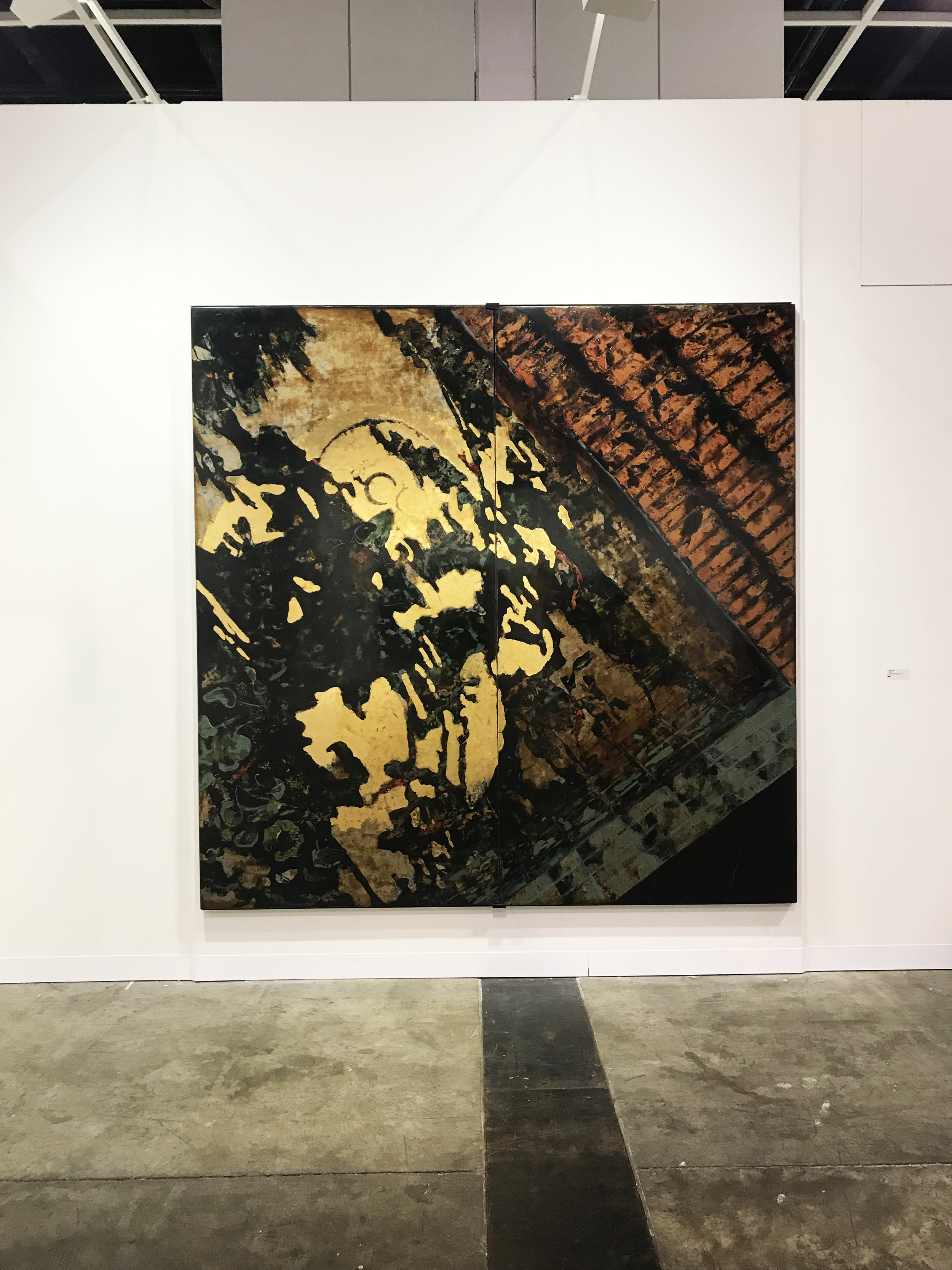  Phi Phi OANH  Lacuna (Di Sotto in Su)  2019 S ơn   ta  (Vietnamese natural lacquer) with gold, silver leaf, aluminium metals and stone pigments on wood  H240 x W240 x D4 cm (diptych) 