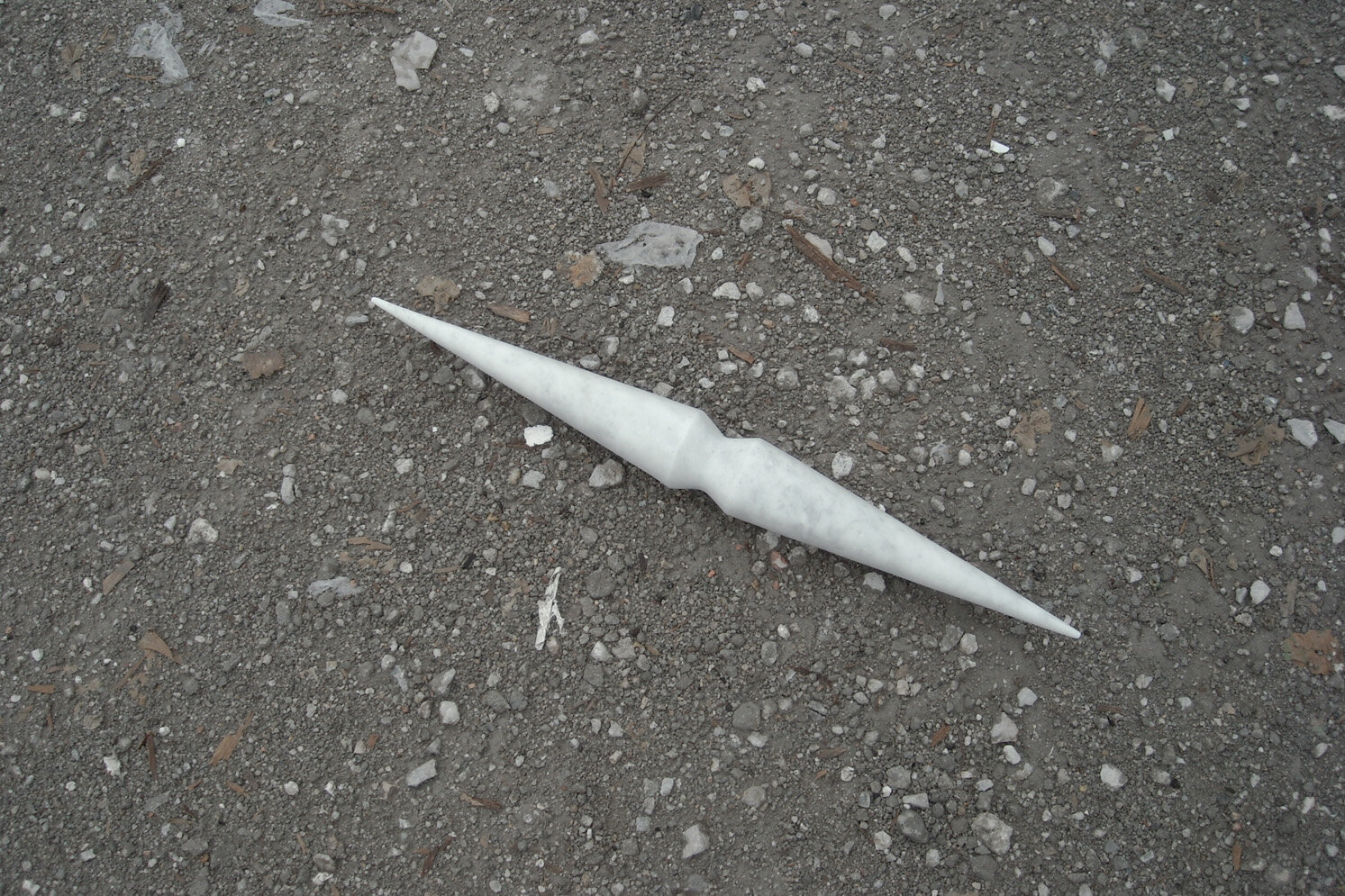  ONG Si Hui  Moth (that flies by day): Drifting in time  2018 Bianco Carrara marble Ø7 x L61 cm 