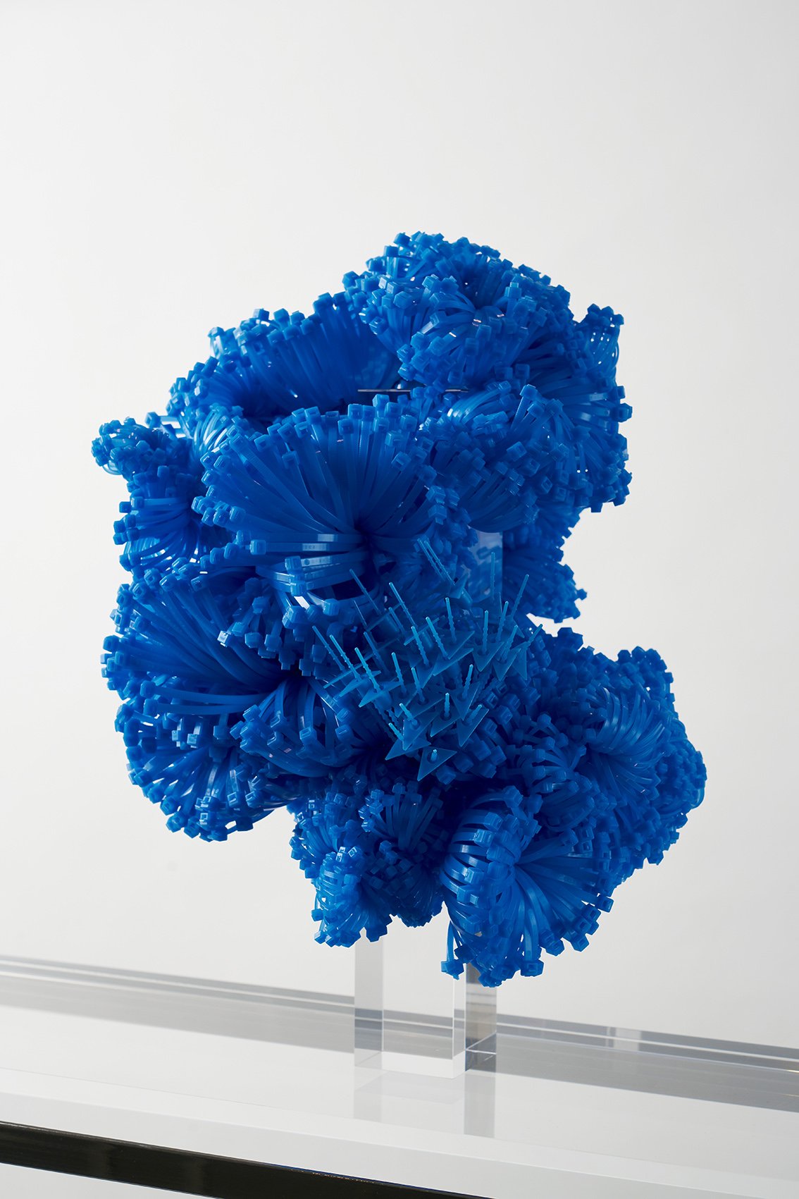  Grace Tan   Dreaming of the Azurite Grove   2021  Assorted blue polyamide cable fasteners and tags, clear acrylic rod  H38 x W26 x D26 cm 