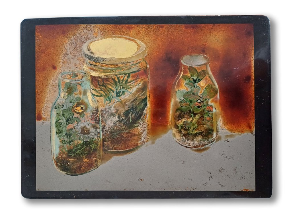  Phi Phi Oanh   Pro Se-Vivarium Composition 2   2023  Sơn ta (Vietnamese natural lacquer) with gold, silver, aluminium metals and stone pigments on wood  H30.5 x W22.2 x D1 cm (artwork)  