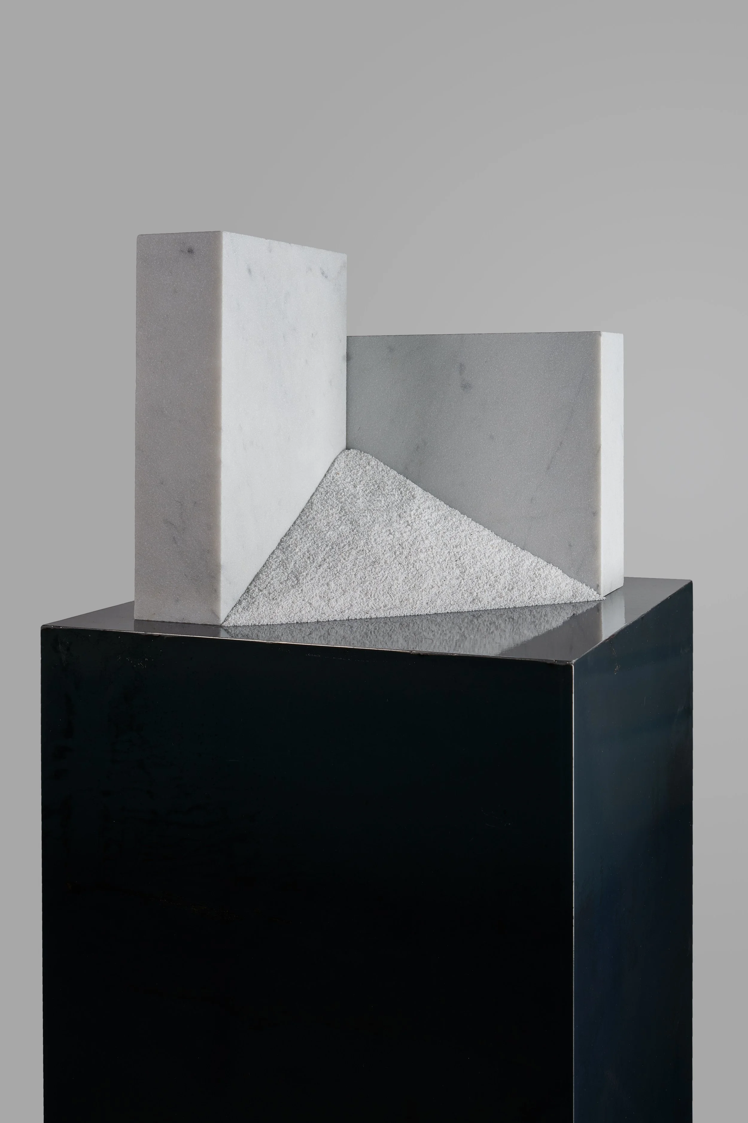  Grace Tan n. 365 – two slabs and a mound on a plinth 2021 Carrara marble slabs and dust on lacquered mild steel plinth H141 x 40 x 40 cm 