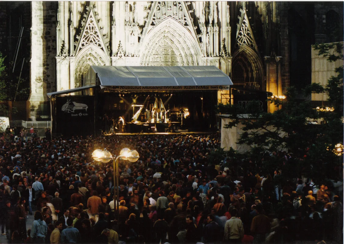 ...mit dem Blue Chip Orchestra vor dem Kölner Dom