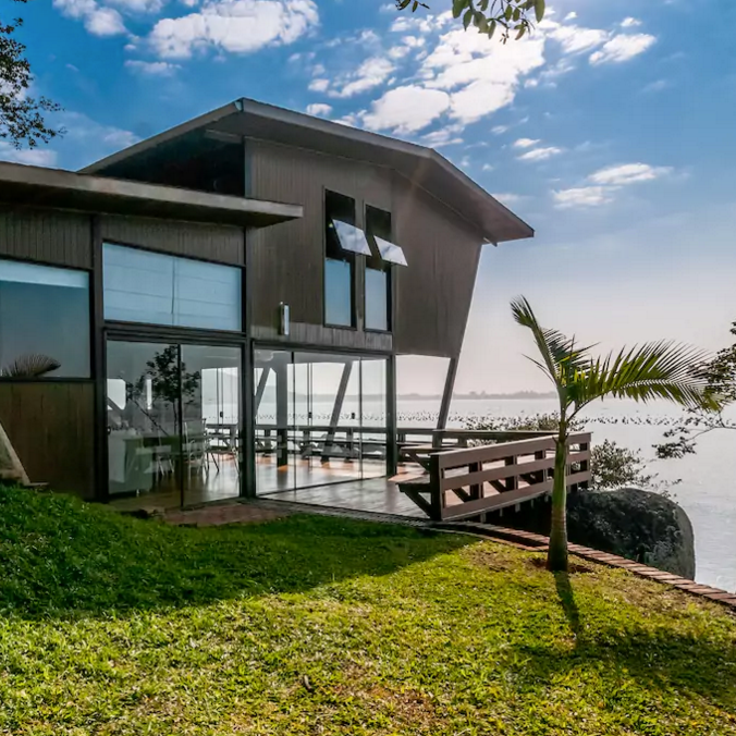 9 Luxurious Airbnbs for a Budget Traveller