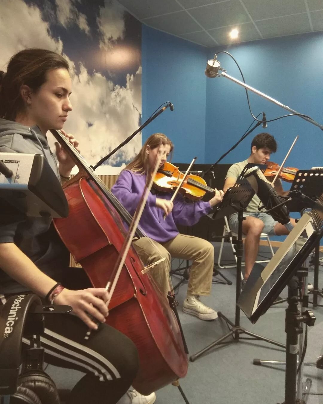 Aqu&iacute; unas fotos de la grabaci&oacute;n de cuerdas en @septimocielo_estudios para el nuevo trabajo de @inane.ensemble. Dos d&iacute;as muy bonitos 🎻 Los int&eacute;rpretes han sido @roberbaste (viol&iacute;n), Raquel (cello) y @anitagil.r (vio