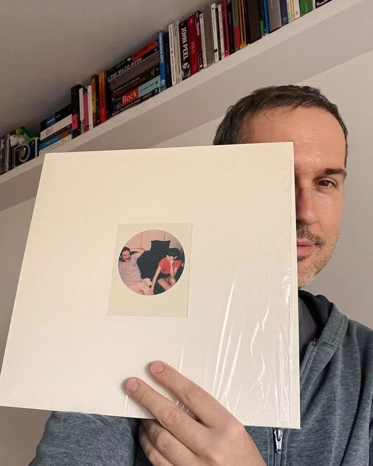 El primer disco de @aquiburro existe ya. Edita @repetidor_. Ha sido muy bonito grabarlo, mezclarlo y, no s&eacute;, estar ah&iacute; con @tricemusica y @isasaguitarra 🦌 Son los mejores. Recuerdo que hicimos pr&aacute;cticamente todo estando los tres