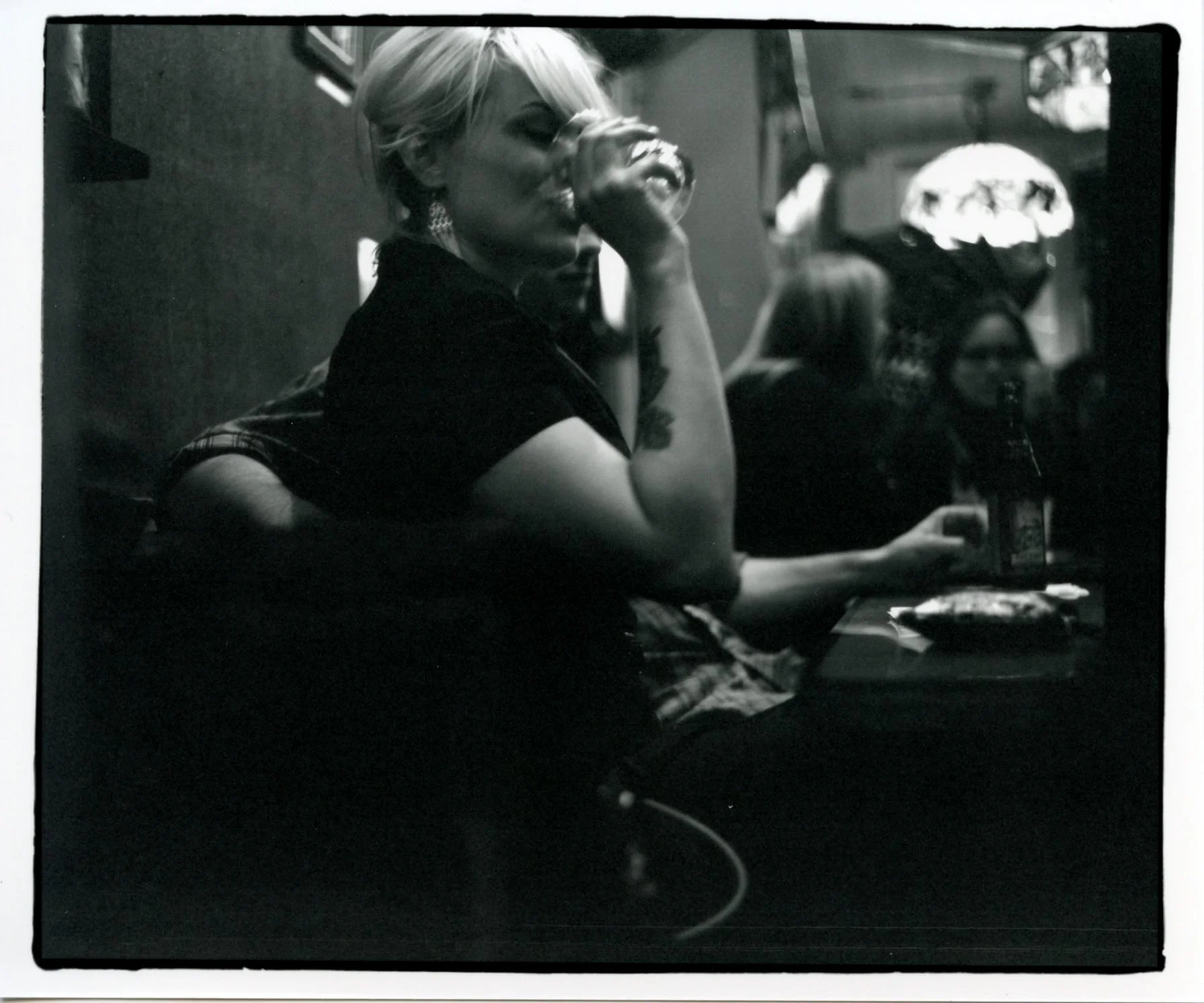 blonde-woman-sitting-to-the-left-having-a-drink-with-friends_4021988189_o.jpeg
