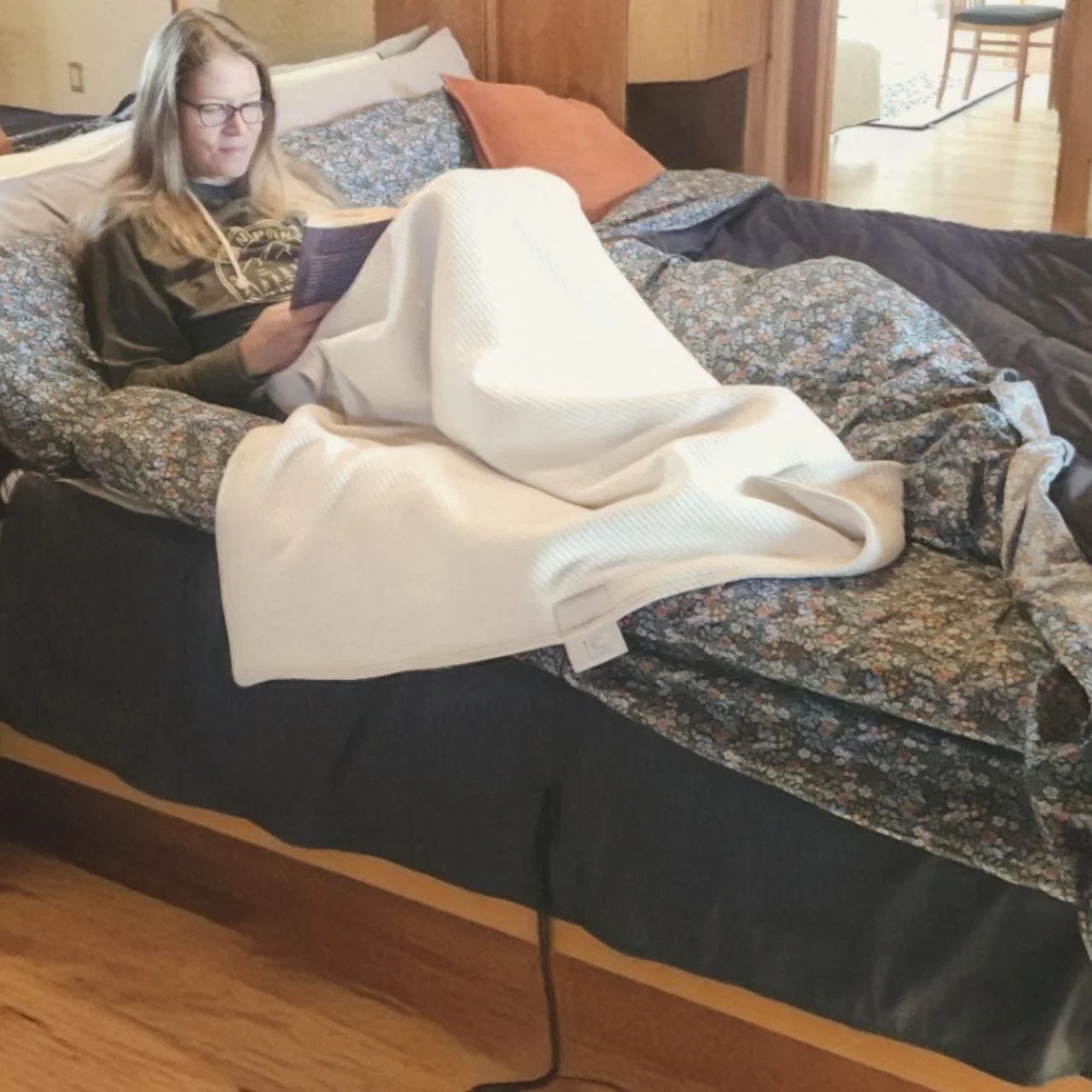 earthing throw March reading bed artsy-min.jpg
