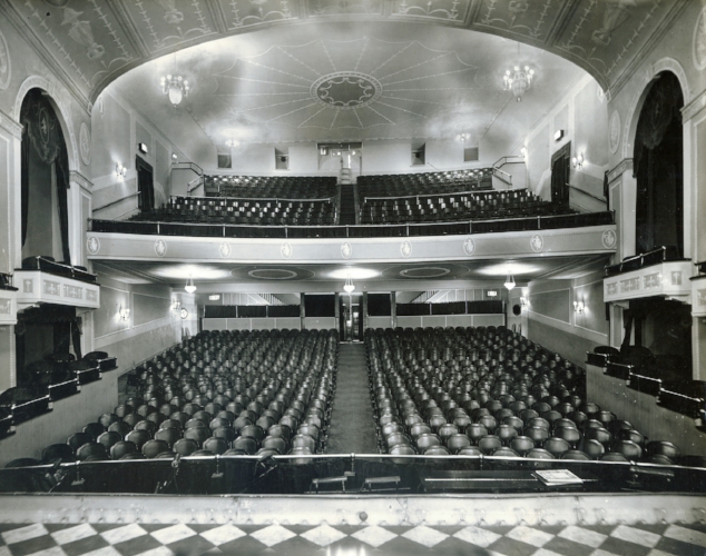 The Hext Carriage factory at 77-79 Dalhousie St was remodelled into a theatre in 1913 by J. O’Reilly, the owner of the American Hotel next door. It was known as the Brant Theatre. In 1951 the theatre was renamed the Paramount Theatre. It closed in 1960.