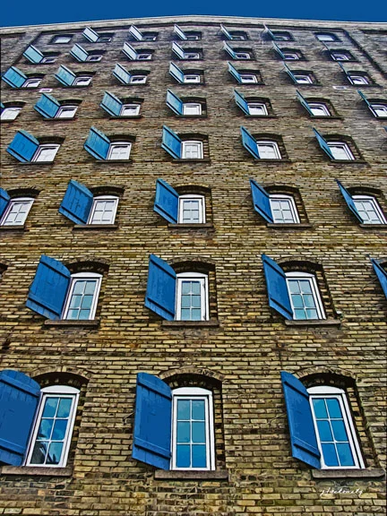 9514_133-SeagramLofts_LookingUp